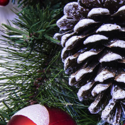 Christmas Tree World 50Cm Decorated Mixed Pine Wreath With Red Green & Black Baubles - thumbnail 3