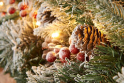 Werchristmas Pre-Lit Snow-Flocked Extra-Thick Mixed Pine Artificial Christmas Garland 9 Ft, 80 Warm White Leds - thumbnail 3