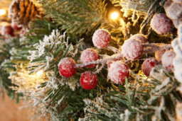 Werchristmas Pre-Lit Snow-Flocked Extra-Thick Mixed Pine Artificial Christmas Garland 9 Ft, 80 Warm White Leds - thumbnail 4