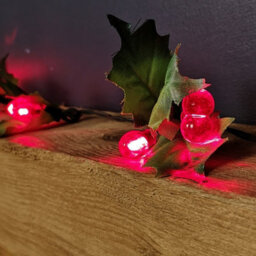 Samuel Alexander Premier 2.8M Holly Garland With Red Berries And 40 Red Leds - thumbnail 7