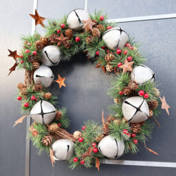 Shatchi 25Cm Bells Stars And Pine Green Christmas Wreath - thumbnail 5