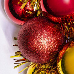 Christmas Tree World 33Cm Red & Gold Shatterproof Bauble Wreath - thumbnail 3