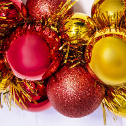 Christmas Tree World 33Cm Red & Gold Shatterproof Bauble Wreath - thumbnail 5