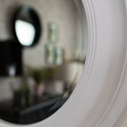 Melody Maison Round Vintage White Wall Mirror 60Cm X 60Cm - thumbnail 3