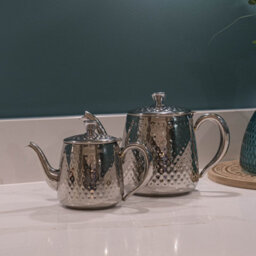 Café Olé Sandringham Stainless Steel Teapot 1360Ml, Large Hammered Mirror Finish Tea Pot, 18/10 Steel, Serves 5-6 Mugs - thumbnail 2