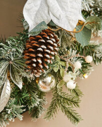 Werchristmas 60 Cm Pre-Lit Frosted Silver And White Decorated Artificial Christmas Wreath, 20 Warm White Leds - thumbnail 4