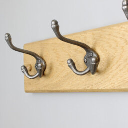 Oakcrafts - Handcrafted Solid Oak Coat Rack With Cast Iron 1883 Triple Hooks 750mm - 5 Hooks - thumbnail 2