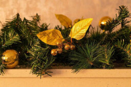 9Ft Pre-Lit Artificial Christmas Garland With Gold Decor - thumbnail 4