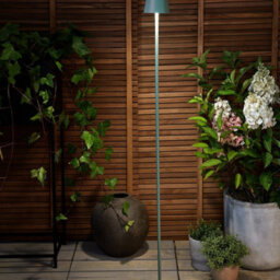 Beliani Green Painted Iron Floor Lamp - Slim Indoor And Sheltered Outdoor Lamp With Touch Switch And Usb - 131Cm - thumbnail 1