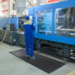 Floordirekt Dyna-Protect Diamond Anti Fatigue Workplace Mat R10 Slip Resistant Pvc Standing Floor Mat Black 60 X 150 Cm - thumbnail 2