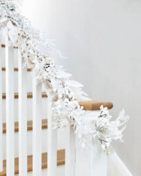 Werchristmas White Pre-Lit Garland With Pinecones And Berries 9 Ft - thumbnail 4