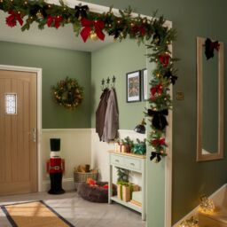 50Cm Fraser Fir Natural Pre-Lit Christmas Wreath - Green - thumbnail 8