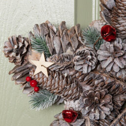 Samuel Alexander 35Cm Frosted Hanging Christmas Star Wreath With Red Jingle Bells & Wooden Stars - thumbnail 6