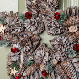 Samuel Alexander 35Cm Frosted Hanging Christmas Star Wreath With Red Jingle Bells & Wooden Stars - thumbnail 5