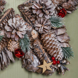 Samuel Alexander 35Cm Frosted Hanging Christmas Star Wreath With Red Jingle Bells & Wooden Stars - thumbnail 7