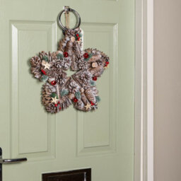 Samuel Alexander 35Cm Frosted Hanging Christmas Star Wreath With Red Jingle Bells & Wooden Stars - thumbnail 2