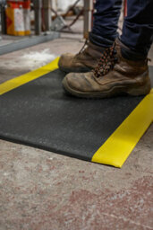 Blue Diamond Anti-Fatigue Mat Industrial Safety Edge Kumfi Pebble 90 X 300Cm Black/yellow - thumbnail 1