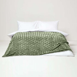 Homescapes Sage Green Geometric Triangle Velvet Throw 200 X 230 Cm - thumbnail 3