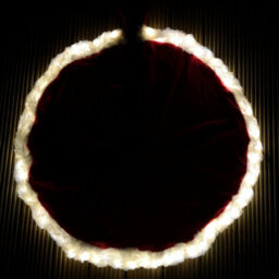 Samuel Alexander 90Cm Usb Powered Light Up Red And White Faux Fur Christmas Tree Skirt With Leds - thumbnail 2