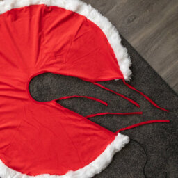 Samuel Alexander 90Cm Usb Powered Light Up Red And White Faux Fur Christmas Tree Skirt With Leds - thumbnail 7