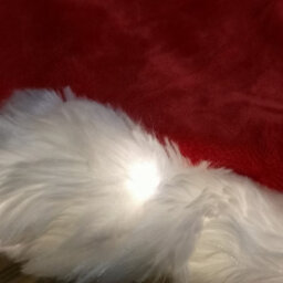 Samuel Alexander 90Cm Usb Powered Light Up Red And White Faux Fur Christmas Tree Skirt With Leds - thumbnail 5