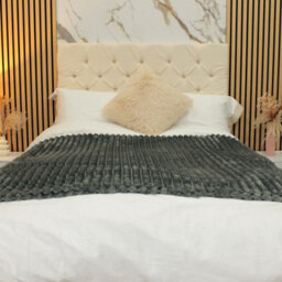 "Urban Textures Luxury 20"" High Boucle Fabric Upholstered Chesterfield Bed Headboard - Cream" - thumbnail 3