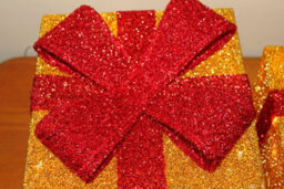 Set Of 3 Light Up Christmas Gold Parcels With Red Bow (025) - With Battery Powered Led Lights - thumbnail 2
