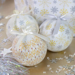 The Christmas Workshop 71610 Set Of 14 Gold & White Coloured Snowflake And Icicles Design Christmas Baubles  - thumbnail 5