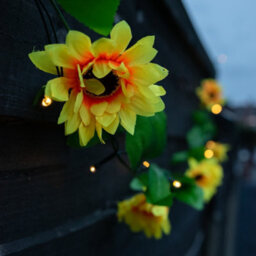 Gardenwize 2 Metre Solar Powered Outdoor Garland Sunflower String Lights Fence Decking Flower Bed Wall Lights - thumbnail 1