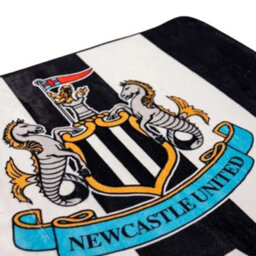 Newcastle United Fc The Magpies Crest Rug White/black (One Size) - thumbnail 2