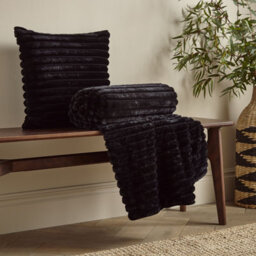 Catherine Lansfield Cosy Ribbed Faux Fur Blanket Throw Black - thumbnail 3