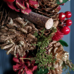 Samuel Alexander 36Cm Christmas Wreath In Gold & Red With Pine Cones And Berries - thumbnail 3