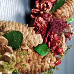 Samuel Alexander 36Cm Christmas Wreath In Gold & Red With Pine Cones And Berries - thumbnail 2