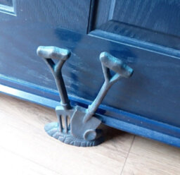 Inspirational Gifting Cast Iron Doorstop Spade And Fork Garden Ornament Sculpture - thumbnail 3