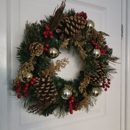 Samuel Alexander 40Cm Hanging Christmas Wreath With Gold Baubles, Berries & Pinecones - thumbnail 6