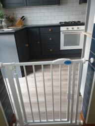 Bettacare Auto Close Pet Gate, 96.6Cm - 103.6Cm, White, Pressure Fit Stair Gate For Dog & Puppy - thumbnail 6