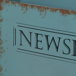 Dibor Wall Mounted Newspaper Basket Distressed Effect Blue Recycled Cast Iron Magazine Storage Basket - thumbnail 4
