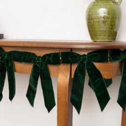 Melody Maison Dark Green Velvet Bow Christmas Garland Bunting - 200Cm - thumbnail 2