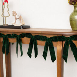 Melody Maison Dark Green Velvet Bow Christmas Garland Bunting - 200Cm - thumbnail 3
