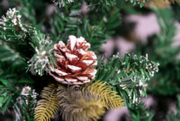 Shatchi 5Ft Stockholm Pine Artificial Designer Christmas Tree Berries & Frosted Cones Mixed - thumbnail 7