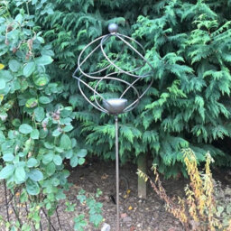 Poppy Forge Tangle Ball On 4Ft Stem With Bird Feeder - Hand Made By Traditional Forge Ornamental - Steel - L34.3 X W34.3 X H157.5 Cm - thumbnail 3