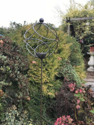 Poppy Forge Tangle Ball On 4Ft Stem With Bird Feeder - Hand Made By Traditional Forge Ornamental - Steel - L34.3 X W34.3 X H157.5 Cm - thumbnail 2