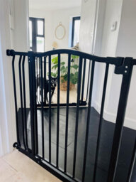Bettacare Curved Top Dog Gate, 134Cm - 143Cm, Matt Black, Pressure Fit Pet Gate For Dog And Puppy, Pet And Dog Barrier - thumbnail 6