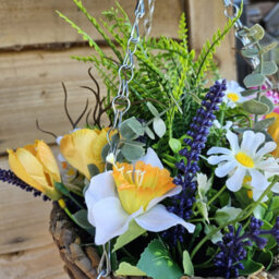Best Artificial 45Cm / 18 Inch White Daffodil Tulip Daisy Mixed Flower Display In Woven Decorative Hanging Basket (Fern Centre) - thumbnail 6