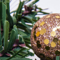 Christmas Tree World 50Cm Decorated Mixed Pine Wreath With Bronze & Copper Baubles - thumbnail 3