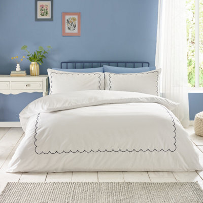 Catherine Lansfield Scallop Border Embroidery Duvet Cover Set With Pillowcases White / Navy - image 1
