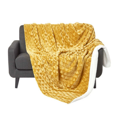 Homescapes Mustard Yellow Geometric Triangle Velvet Throw, 160 X 200 Cm - image 1
