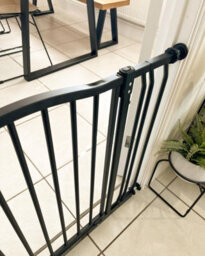 Bettacare Curved Top Dog Gate, 271Cm - 280Cm, Matt Black, Pressure Fit Pet Gate For Dog And Puppy, Pet And Dog Barrier - thumbnail 9