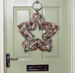 Samuel Alexander 45Cm Frosted Hanging Christmas Star Wreath With Red Jingle Bells & Wooden Stars - thumbnail 3