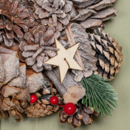 Samuel Alexander 45Cm Frosted Hanging Christmas Star Wreath With Red Jingle Bells & Wooden Stars - thumbnail 7